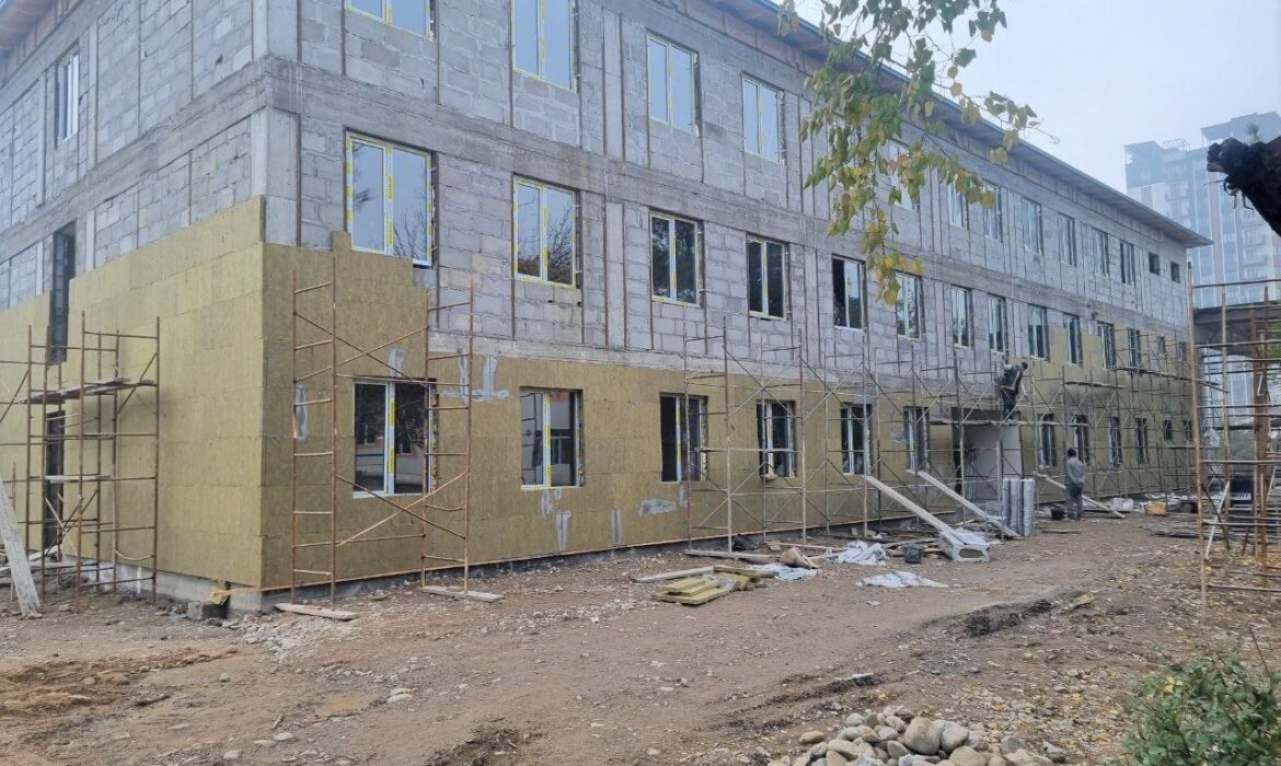 BOSHQARMA BOSHLIG’I DAVLATOBOD TUMANIDAGI TA’LIM MUASSASASIDA OLIB BORILAYOTGAN QURILISH ISHLARINI KO‘ZDAN KECHIRDI