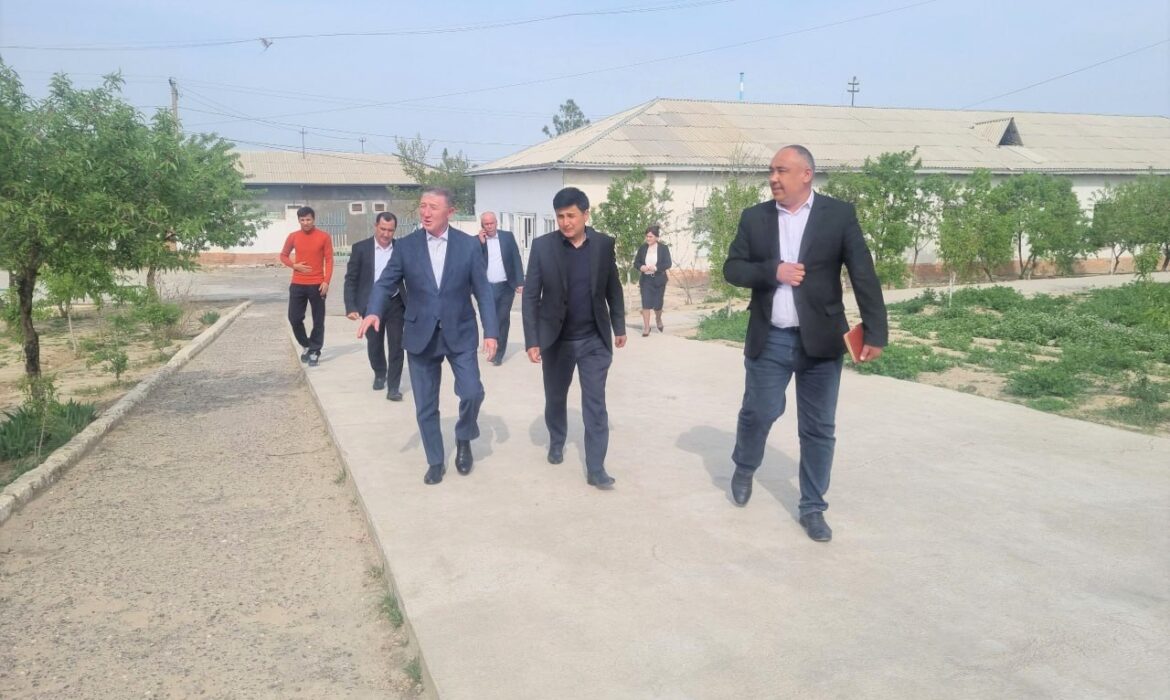 CHUSTDAGI MAKTABGA QARIYB 450 MLN SO‘MLIK HOMIYLIK YORDAMI KO‘RSATILDI